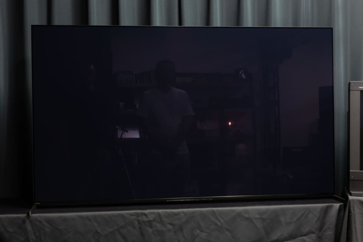 旧世代のQD-OLEDパネルを搭載した、ソニー「XRJ-65A95L」の映り込み