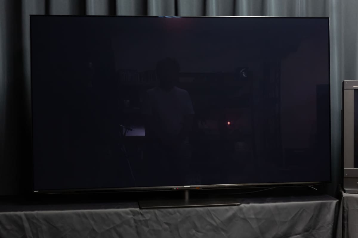 最新世代のQD-OLEDパネルを搭載した、シャープ「4T-C65HS1」の映り込み