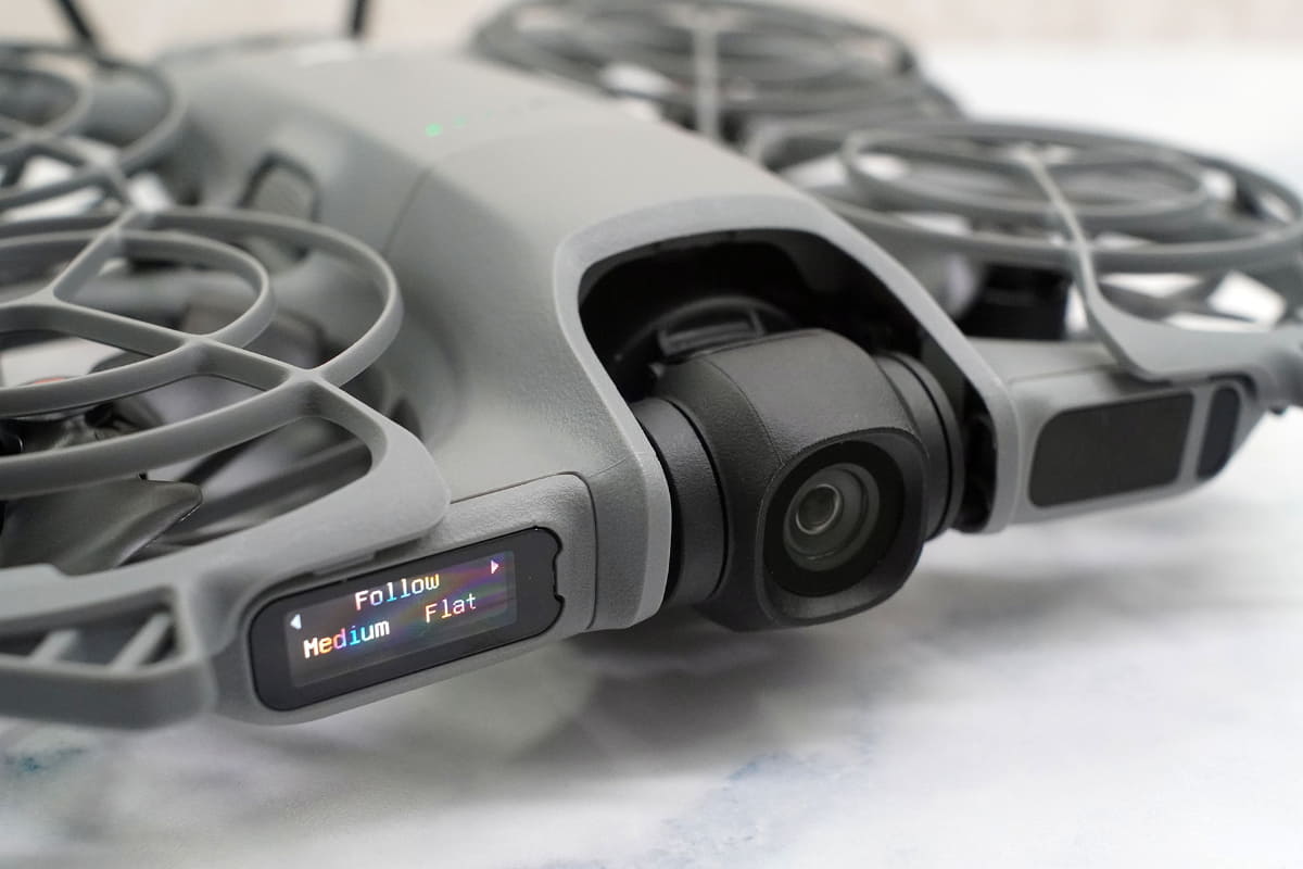 正面左にディスプレイを搭載。反対側はLiDARの送受信ユニット