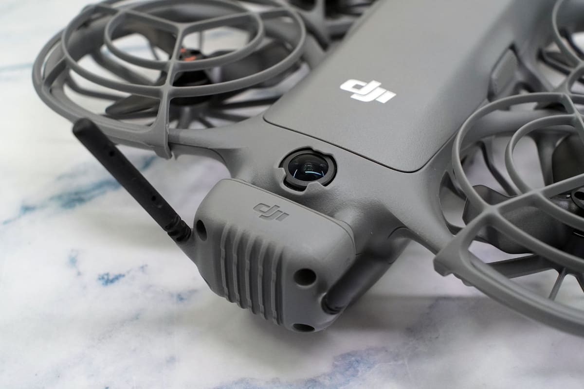 機体上面のビジョンセンサー。2本のアンテナ部分はデジタルトランシーバユニット