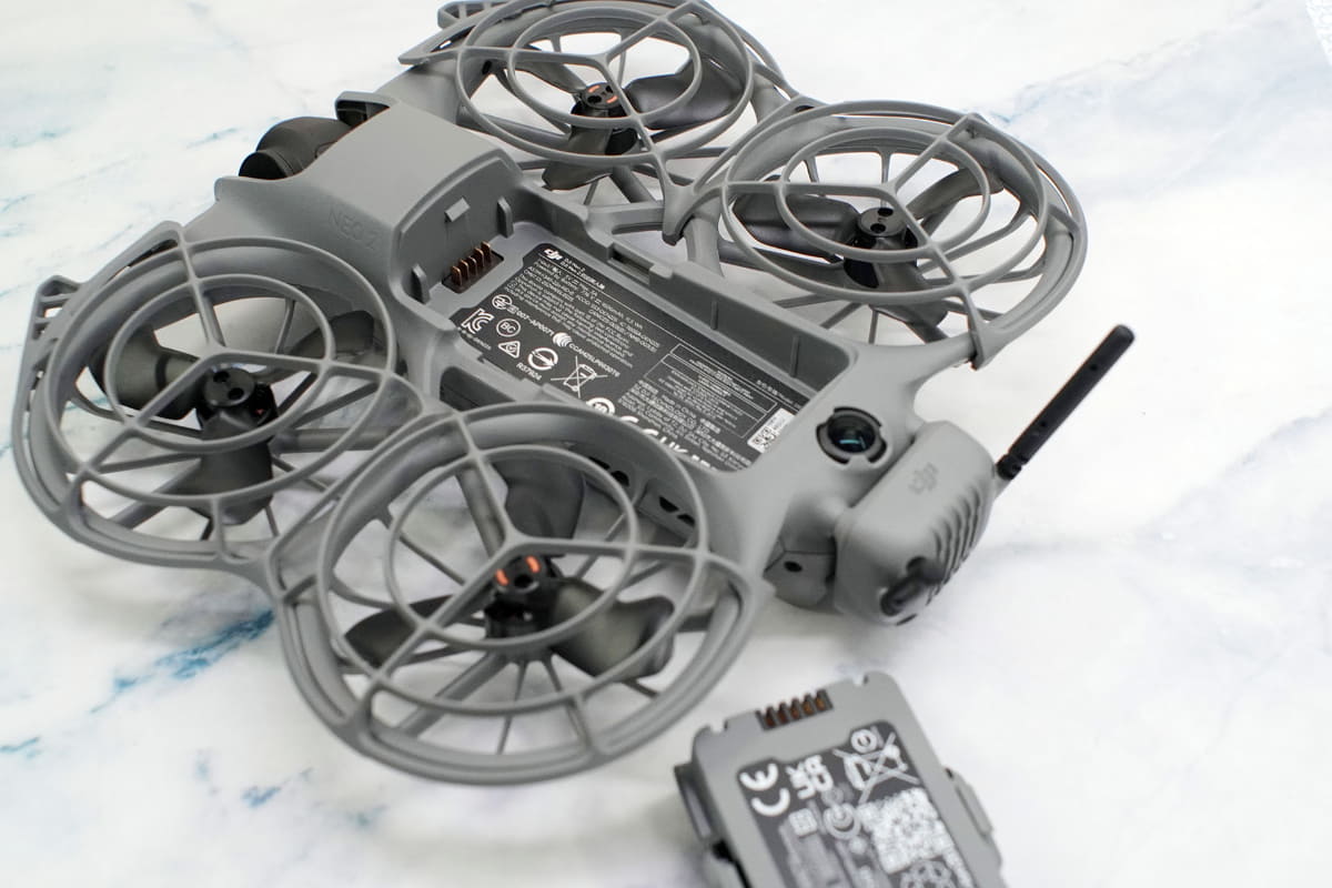 バッテリーは背中に装着する