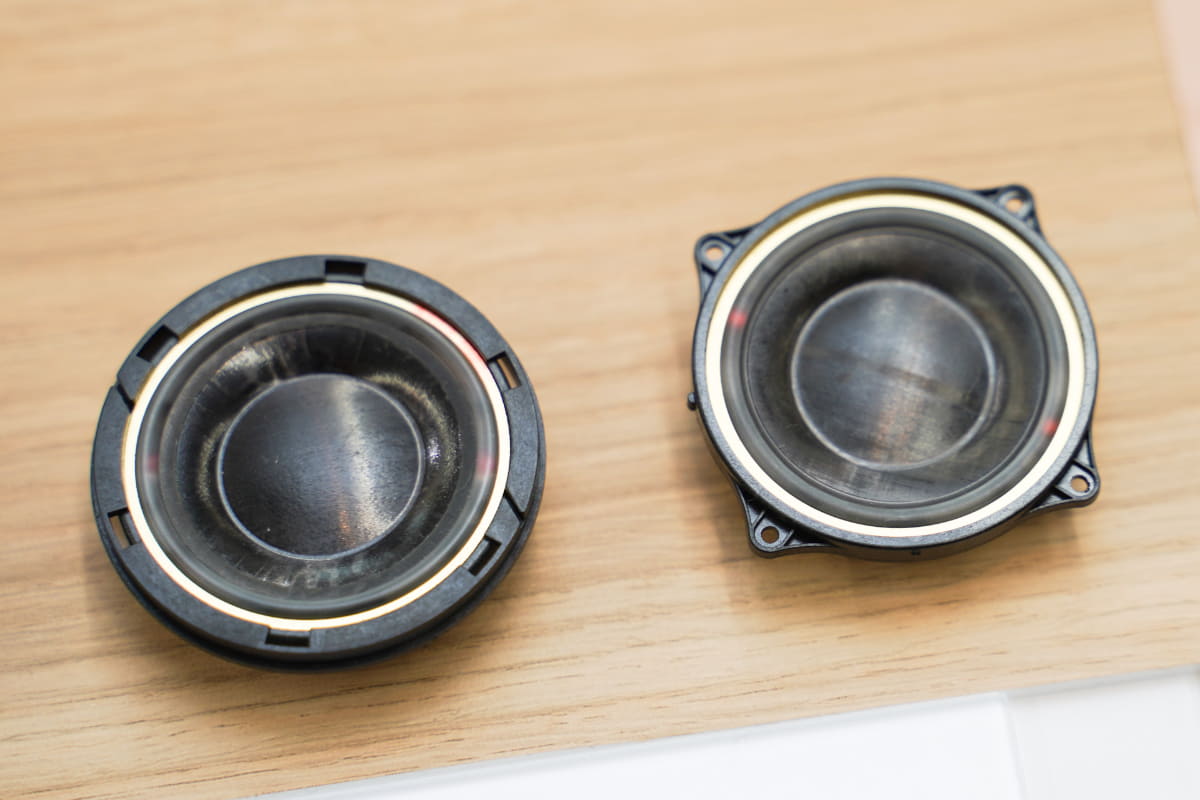 左からPx8、Px8 S2の振動板。エッジの接着面に注目すると、Px8 S2の方が狭いのがわかる