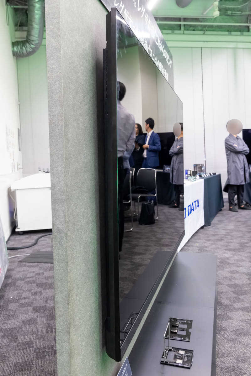 開発中の専用ニットで壁掛けしたもの