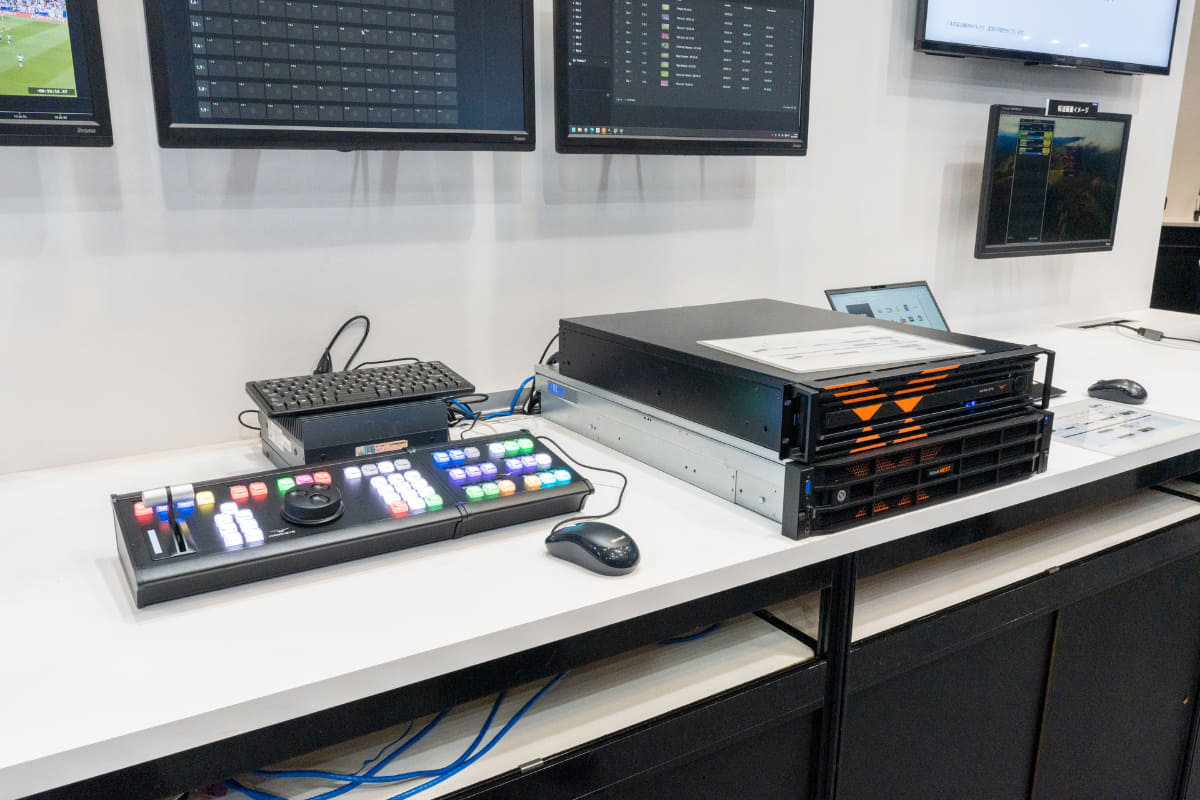 HawkREPLAY(右)とオペレーターが利用するスイッチャー(左)