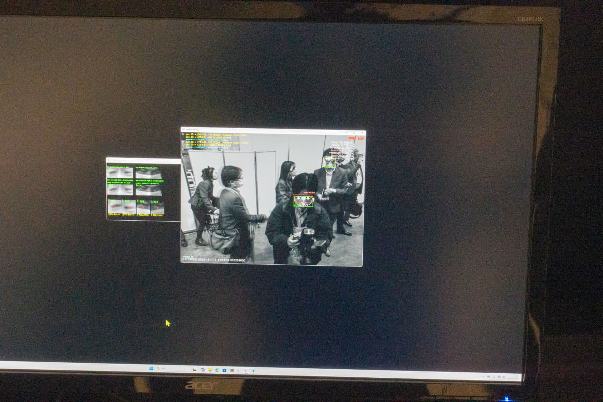 顔を認識している様子を映した画面。顔を認識して空間再現ディスプレイの映像を調整する