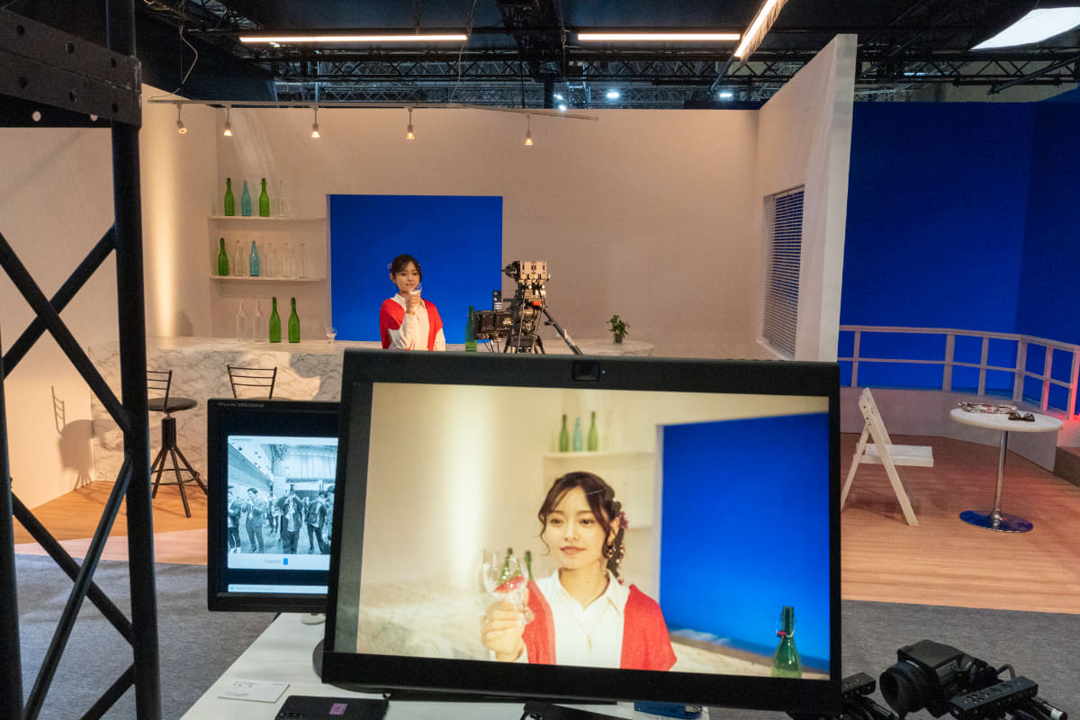 写真ではわかりにくいが、手前のディスプレイが空間再現ディスプレイ「ELF-SR2」で裸眼では立体的に映像が見える