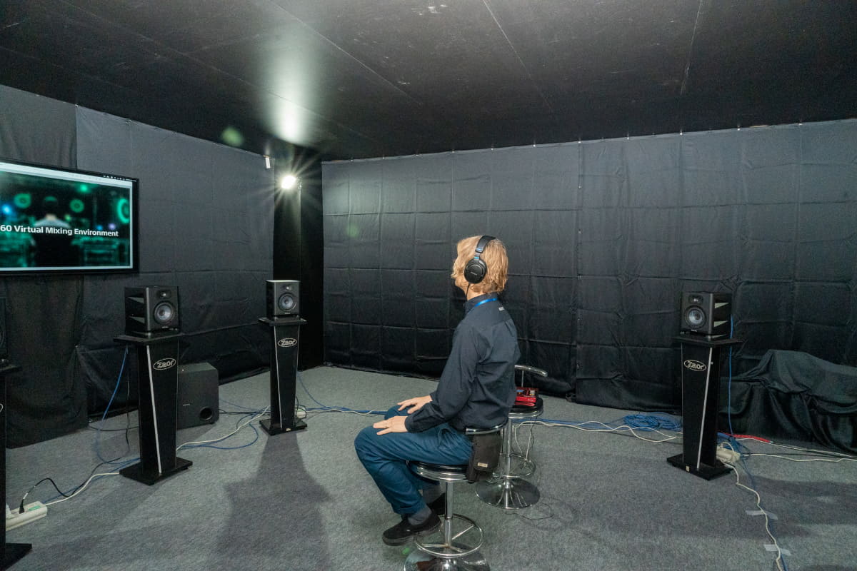 最適化されたヘッドフォンの音も体験できる