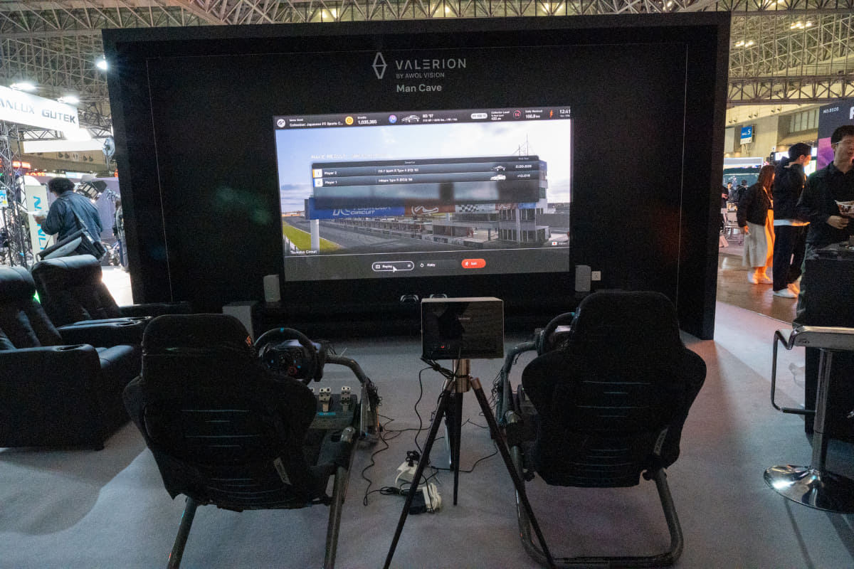 ブースの外側ではレースゲームが体験できる