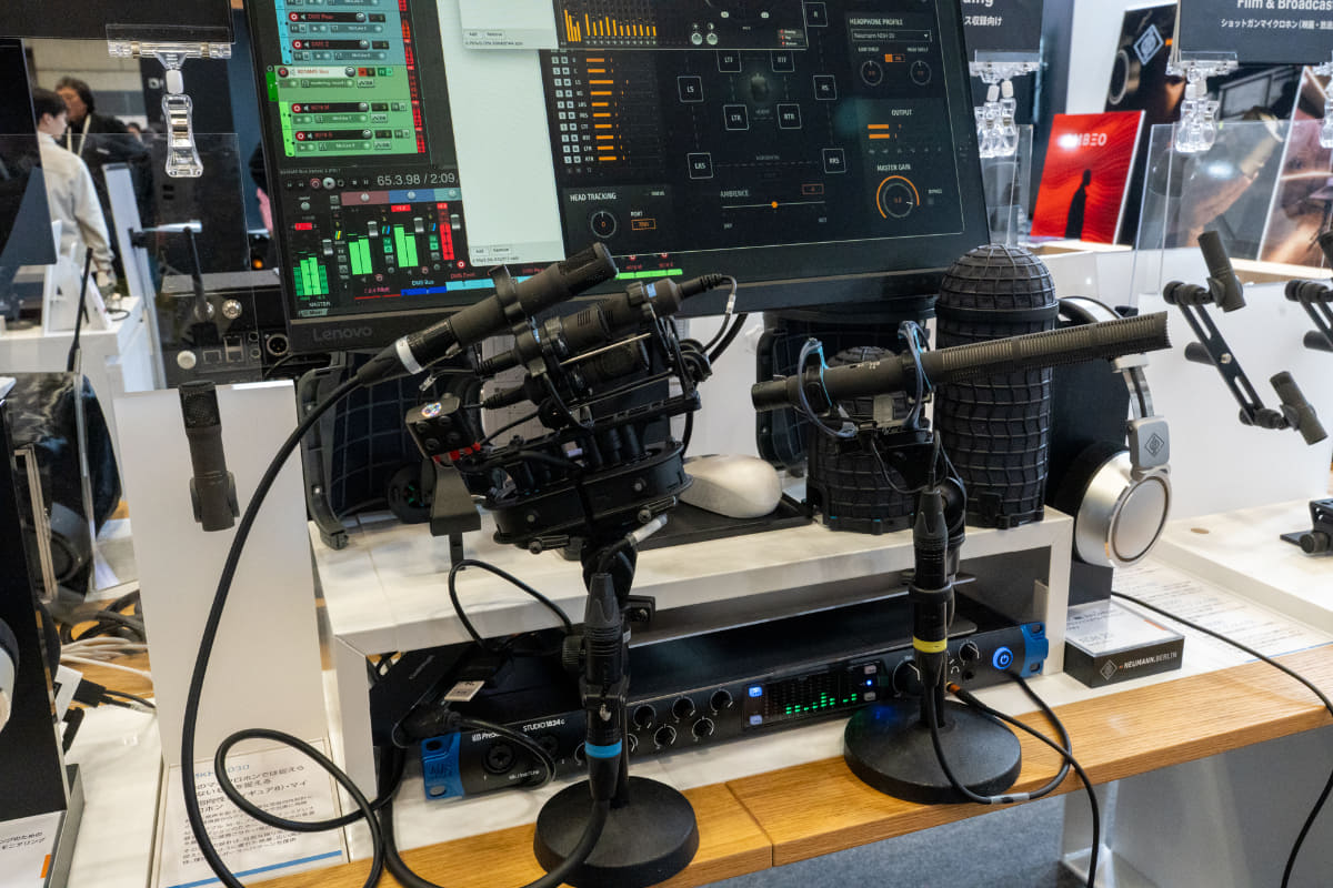 左側がマイク4本で360度収音するセッティングのマイク