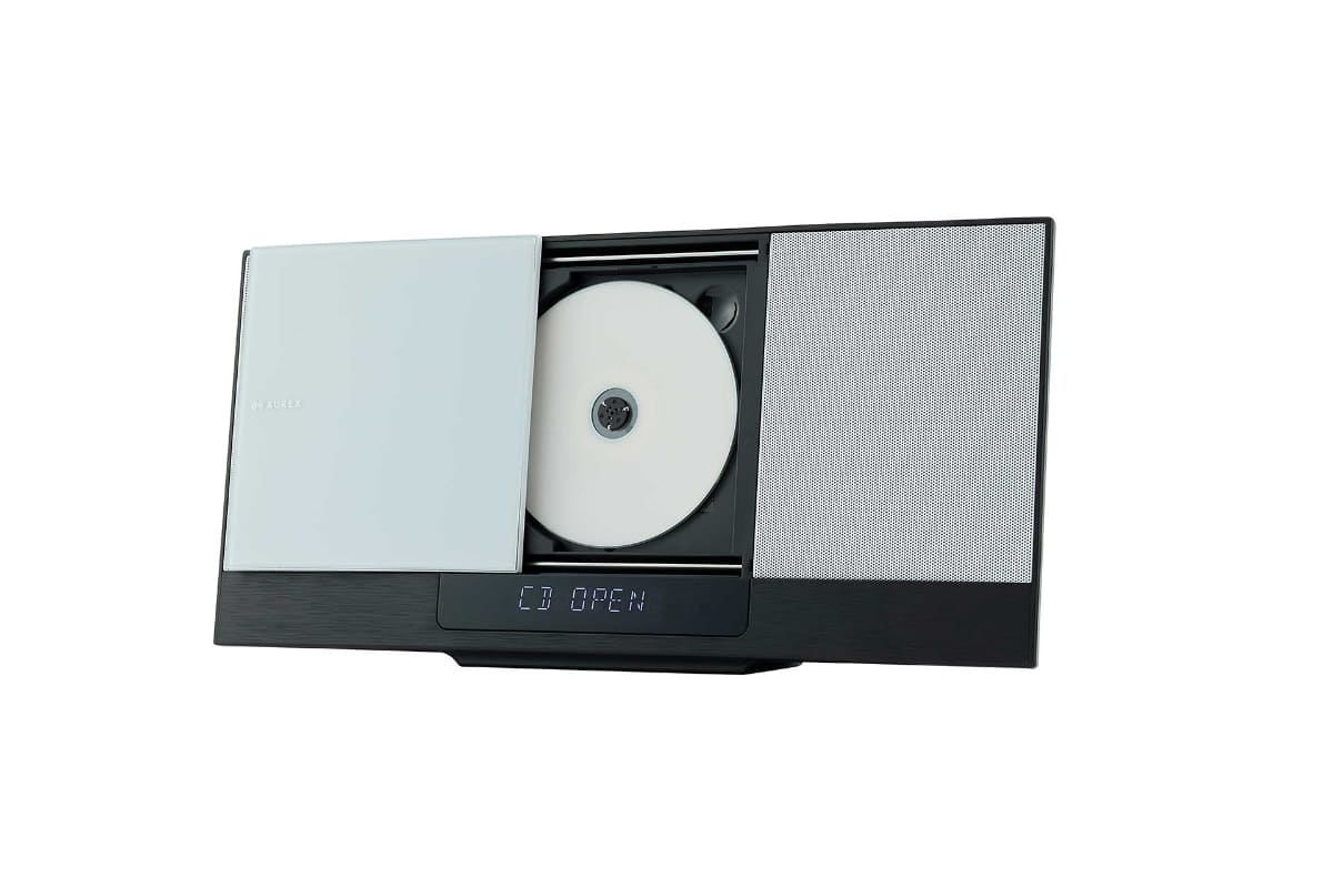 電動スライド式のCDドアを採用