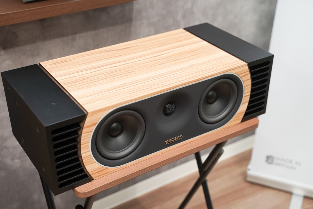 センタースピーカーでは両サイドに配置されている