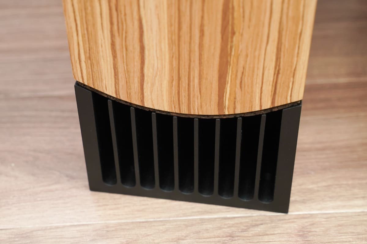 主にスピーカーの下部に配置