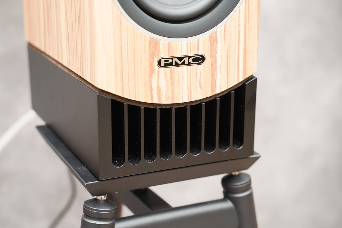 主にスピーカーの下部に配置