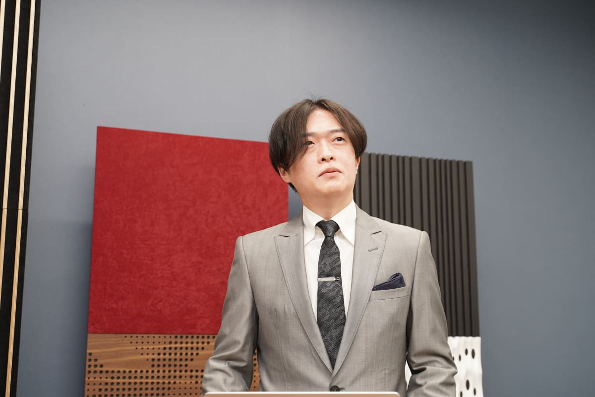 エミライの島幸太郎氏。なお、PMCはProphecyやProdigy以外にもスピーカーシリーズをラインナップしているが、エミライが取り扱うのは、比較的新しいProphecyとProdigyからとなっている。これは島氏が、LaminairやLaminair Xによる音の進化を高く評価したためだ