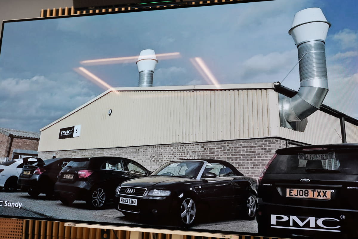 サンディに生産施設と倉庫がある