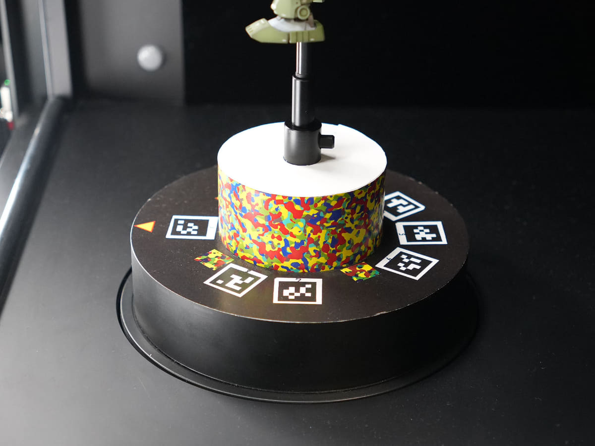 位置合わせには根元にある特殊な2次元コードとカラーコードを併用