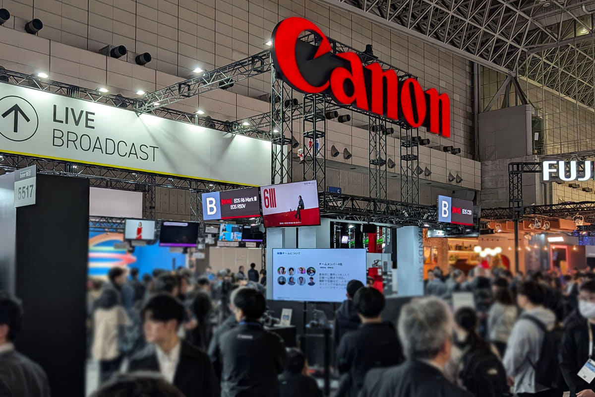 カメラマン以外の来場者も多いキヤノンブース