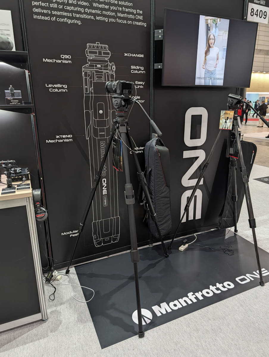 新シリーズ「Manfrotto ONE」。左がアルミ、右がカーボン