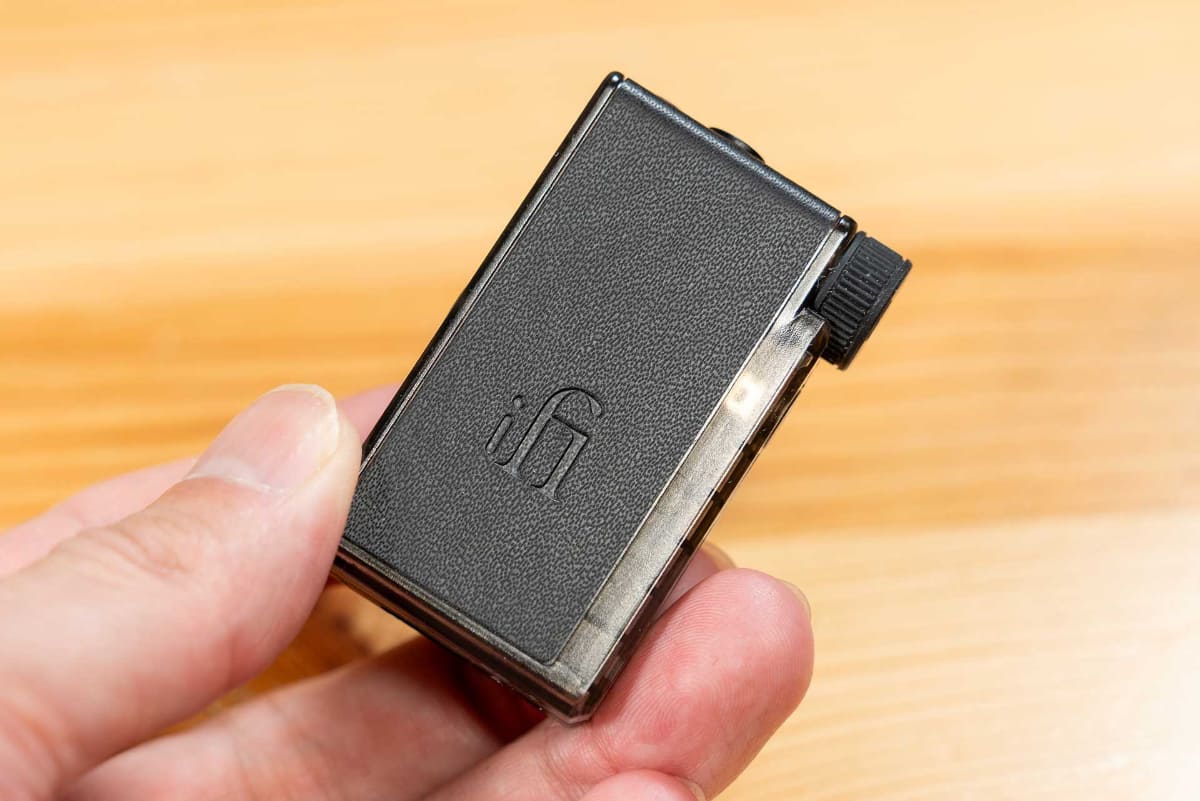 「GO blu Air」の正面はレザー貼りで高級感がある