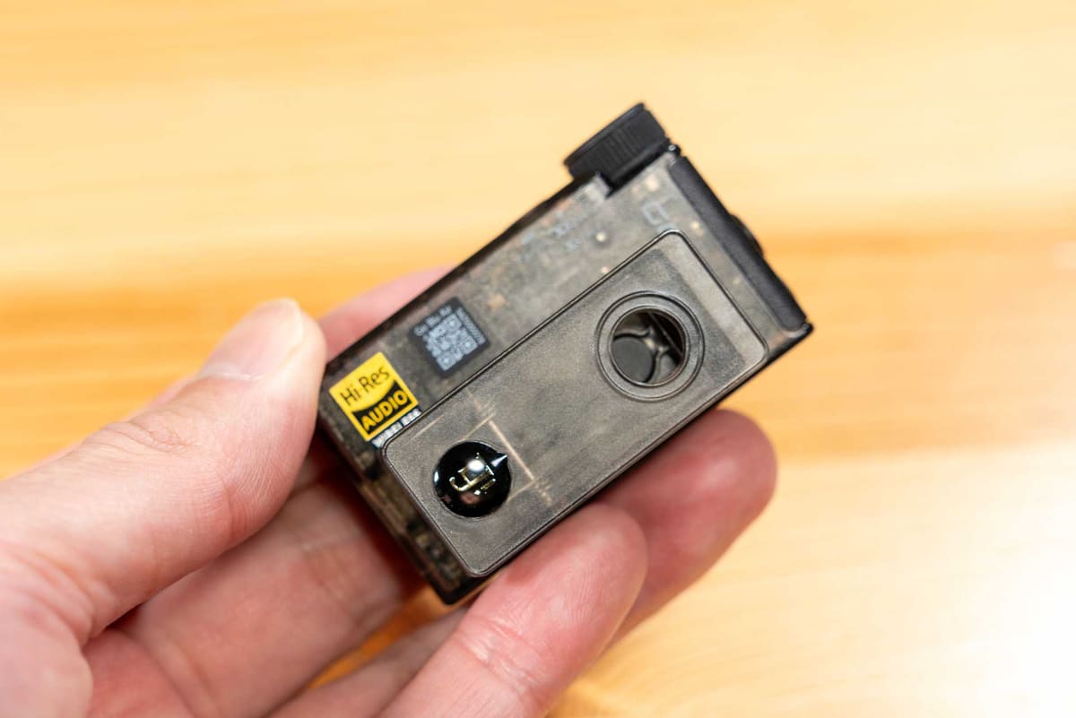 筐体は内部の基板が透けて見えるデザイン