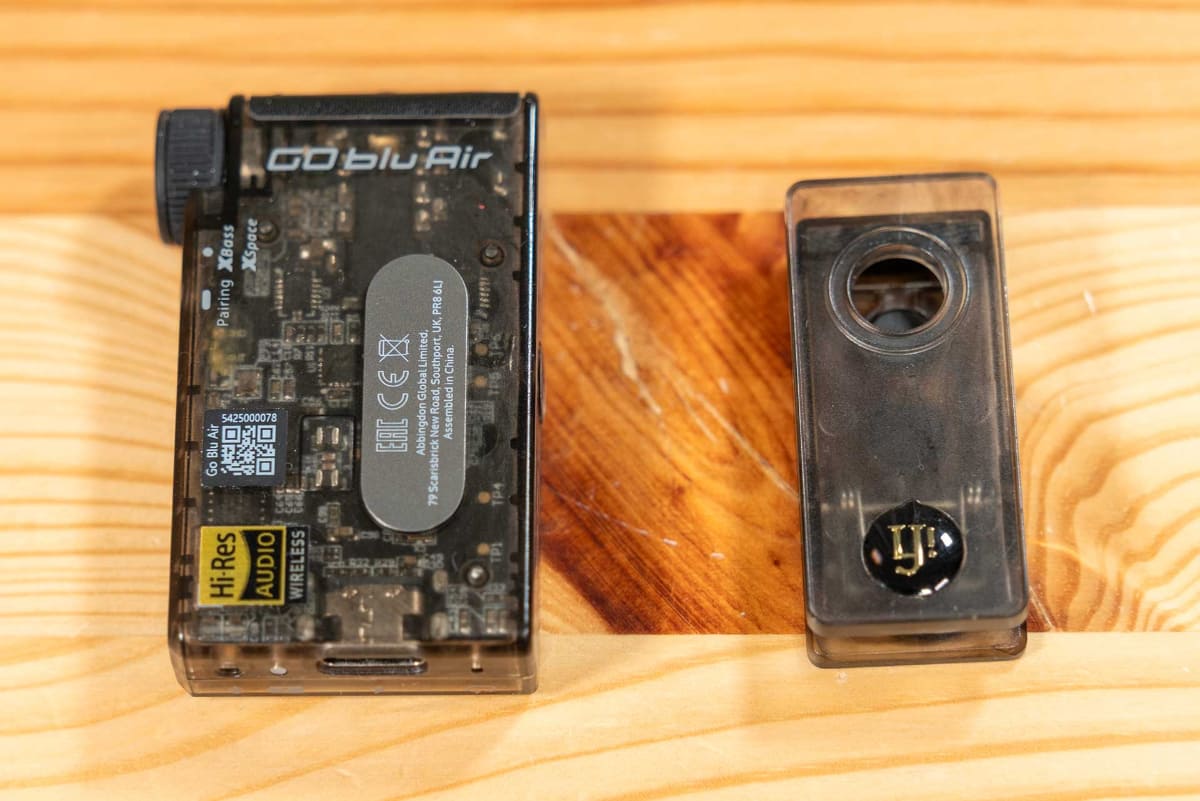 背面には着脱できるクリップを備える