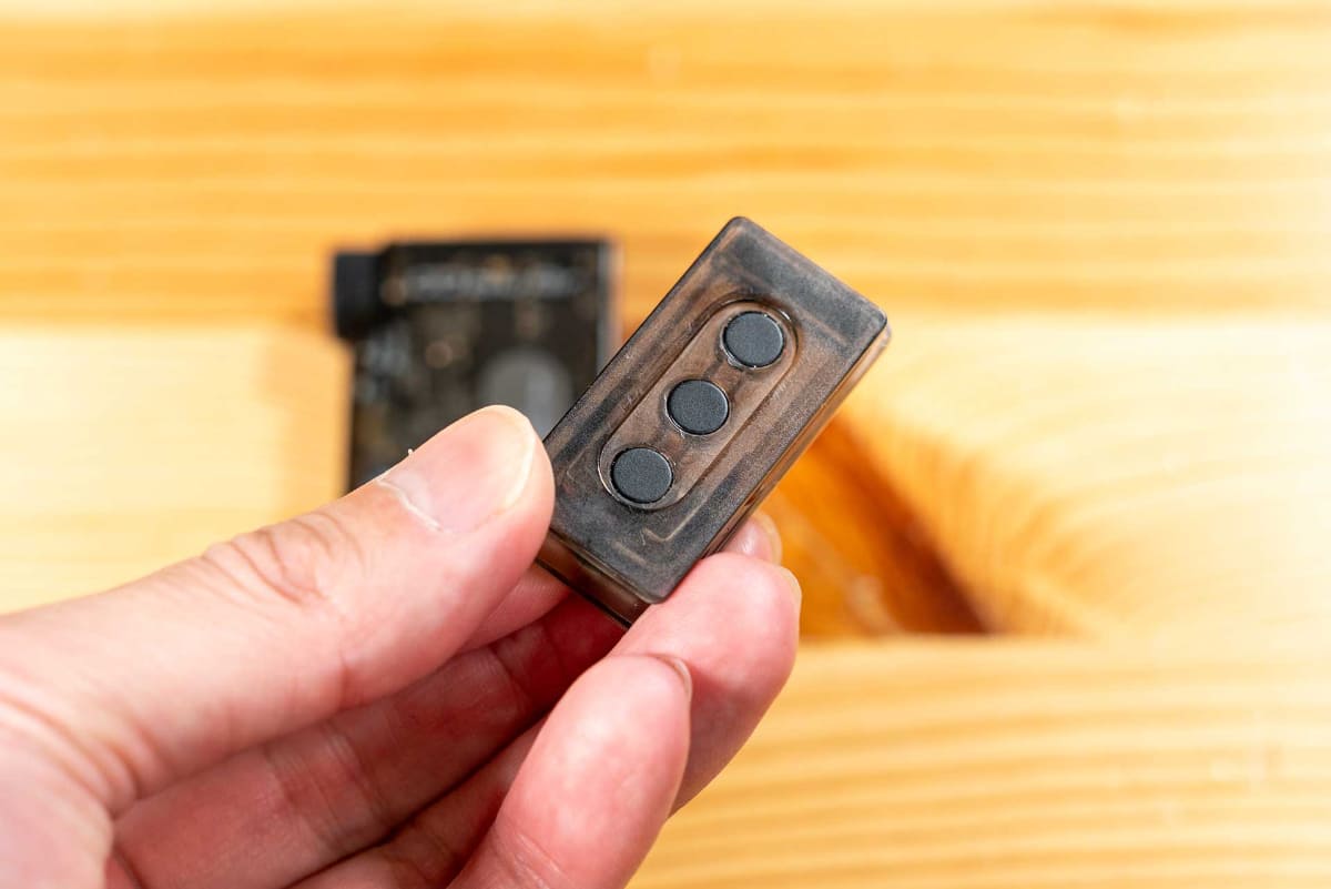 クリップは強力なマグネットに加え、本体の凹凸形状と噛み合う仕組みで強固にロックされる