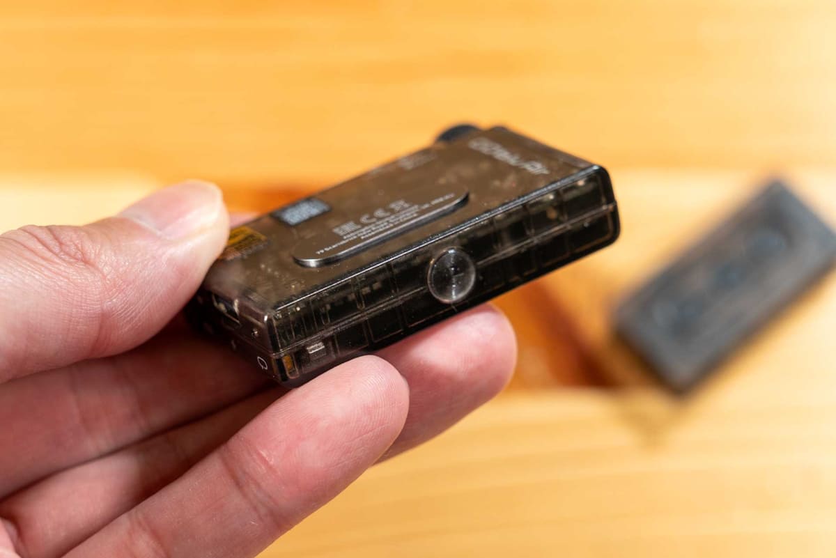 クリップは強力なマグネットに加え、本体の凹凸形状と噛み合う仕組みで強固にロックされる