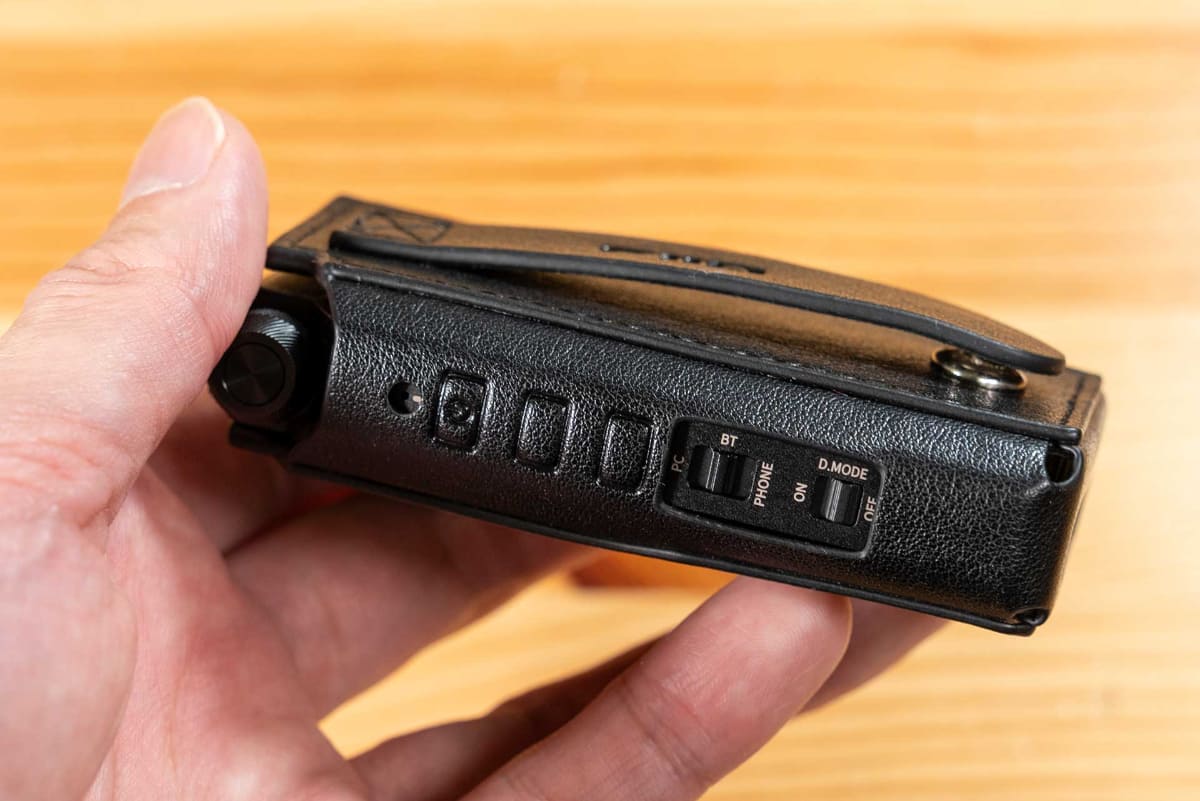 「BTR17」にはレザーケースが付属。ベルトループも備えている