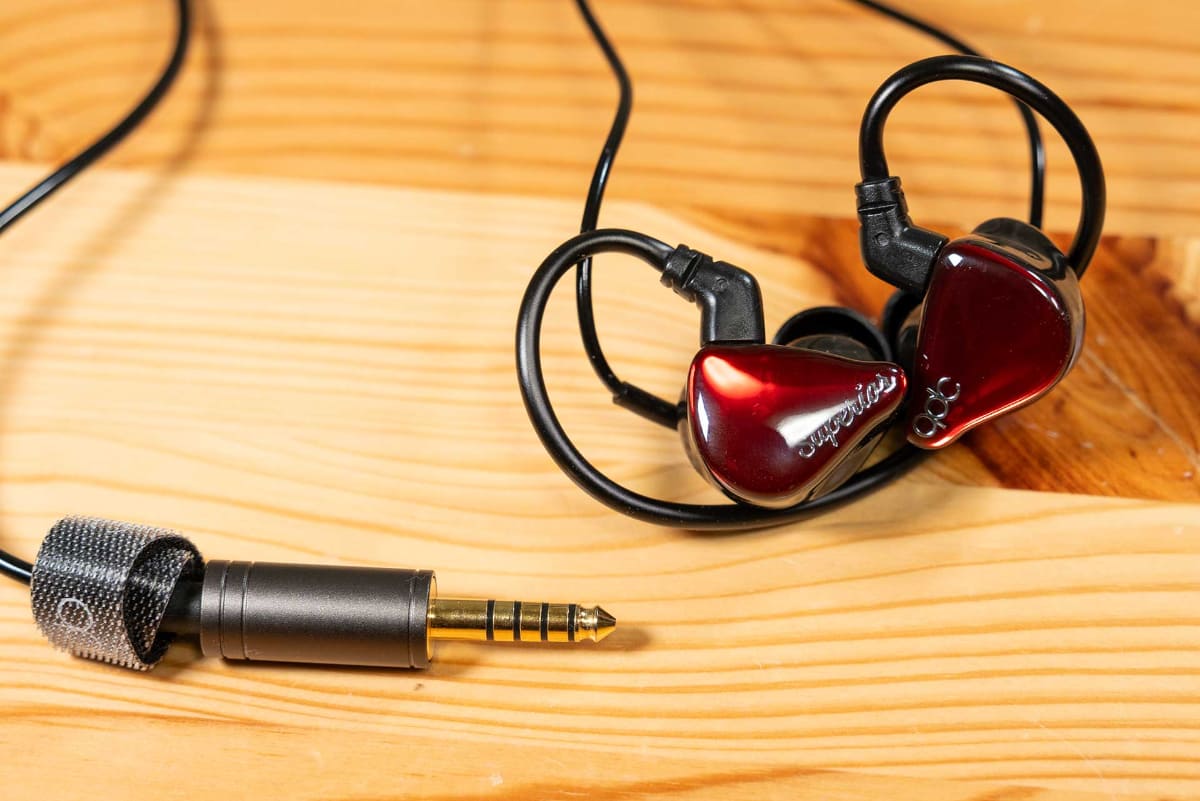 コスパの良さが魅力のイヤフォン「SUPERIOR」。別売りのバランスケーブルと組み合わせている