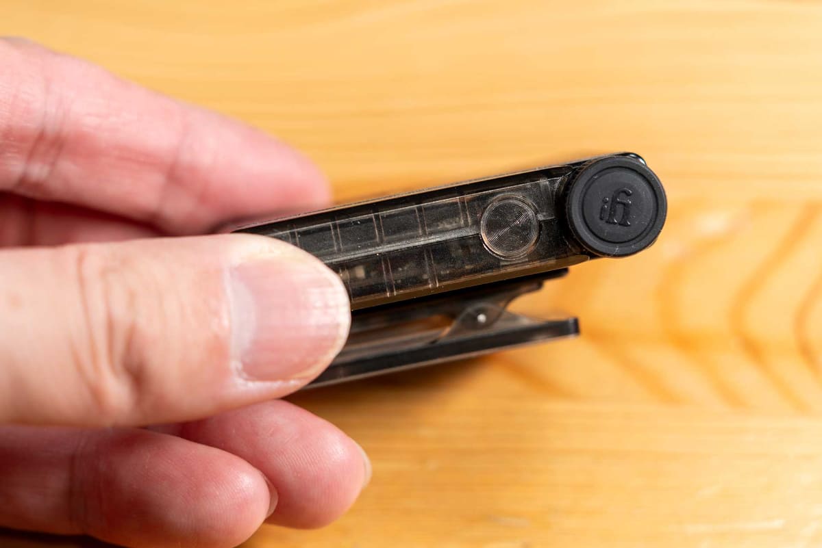 本体右側面に小型のボリュームノブと設定ボタンを装備