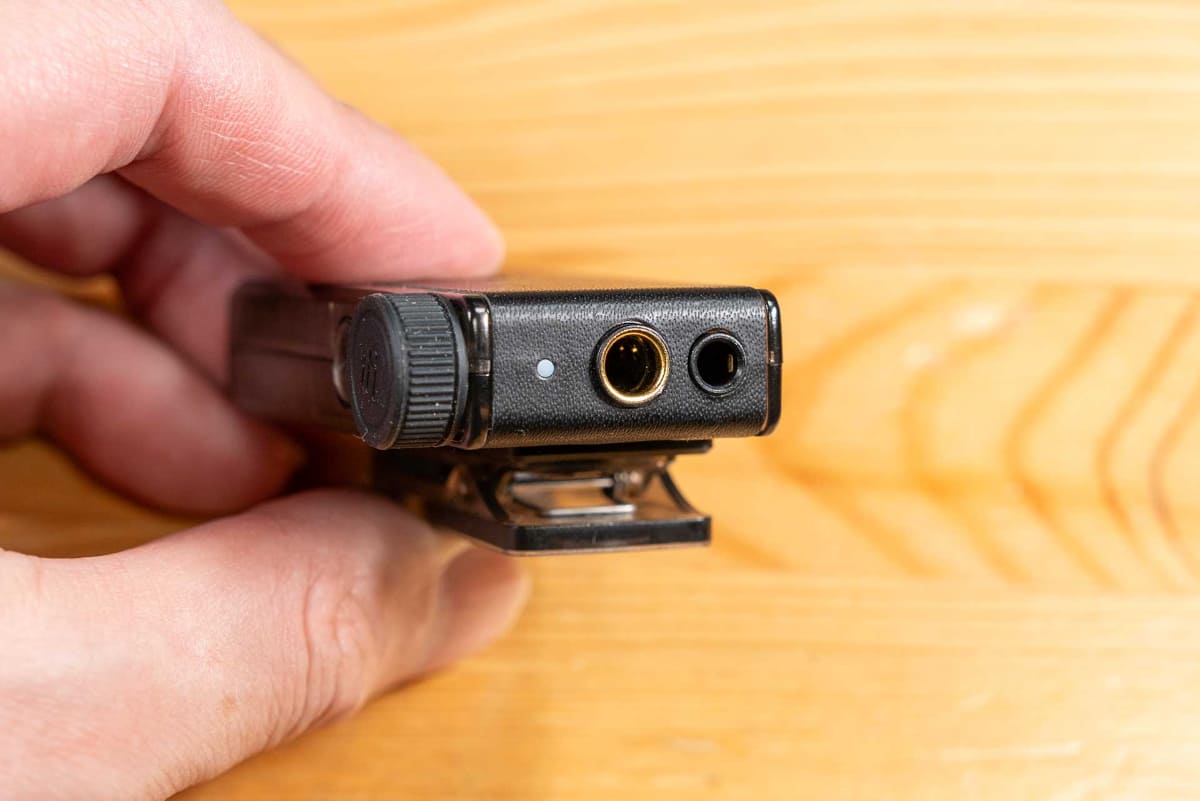 上面には3.5mmアンバランス/4.4mmバランス端子とLEDインジケータ