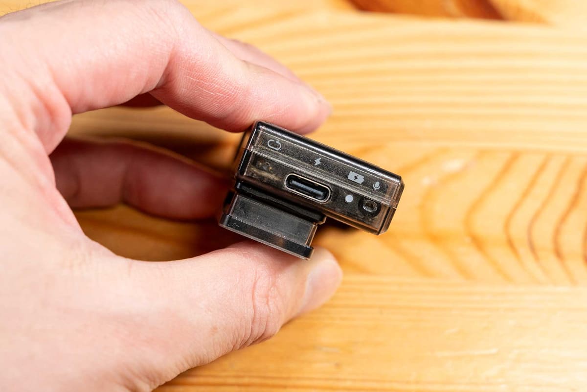 底面にはUSB-Cポートなどを備える
