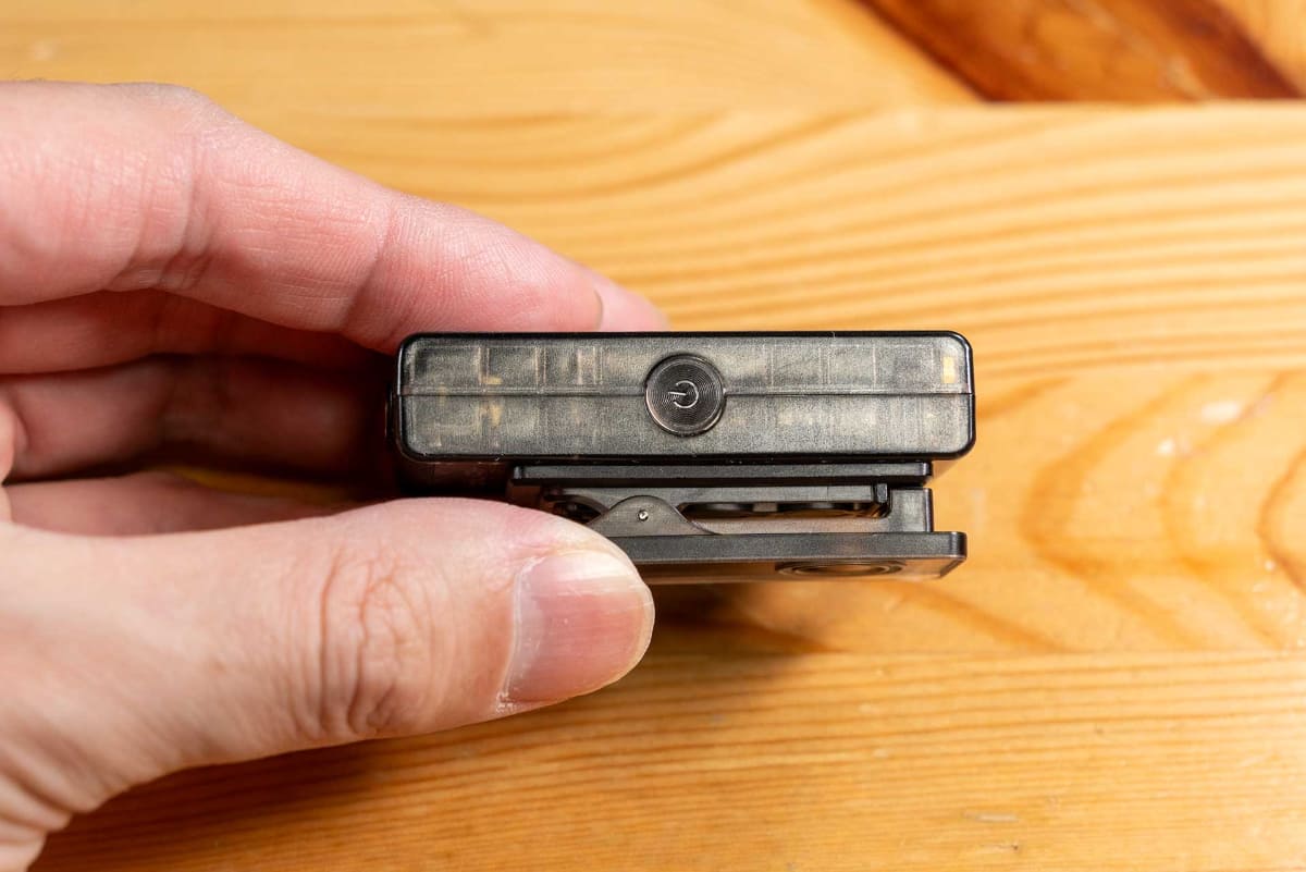 左側面は電源ボタンのみ