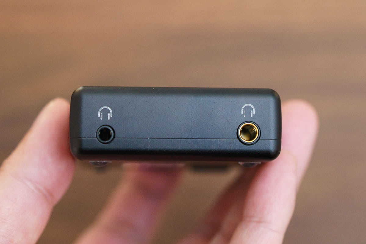 Mojo 2(4.4mm端子搭載モデル)の側面。左が3.5m、右がシングルエンドの4.4mm出力