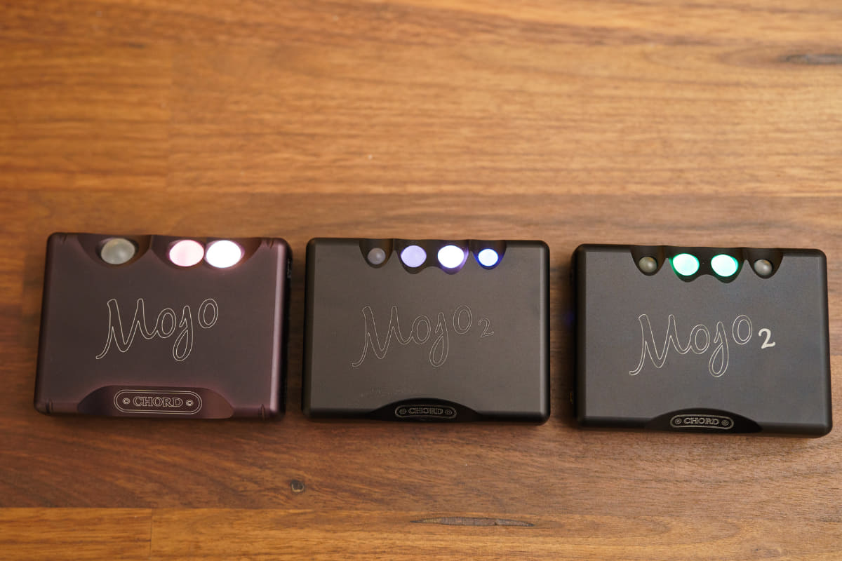 左から初代Mojo、Mojo 2、Mojo 2(4.4mm端子搭載モデル)。デザインやロゴの色などに微妙な違いはあるが、サイズ感はほぼ変わっていない