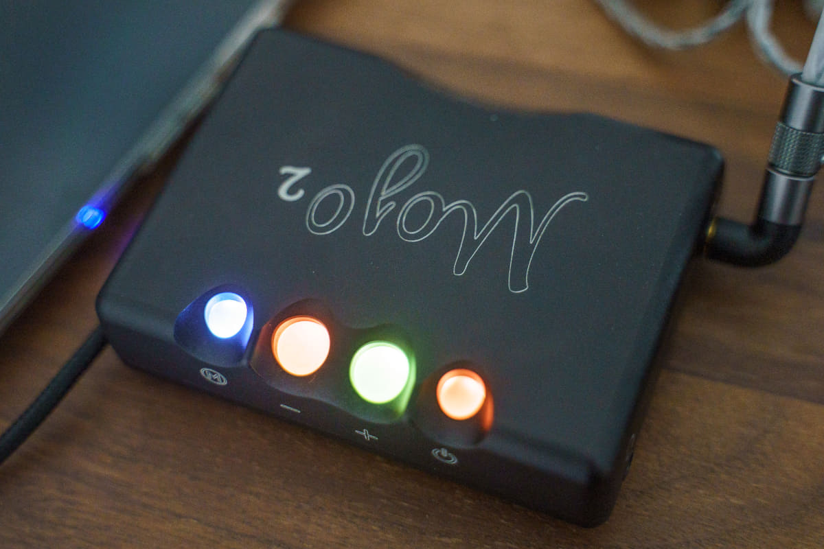 Mojo 2(4.4mm端子搭載モデル)は球状ボタンの光る色でボリュームを表現する。3.5mmと4.4mmに差し替えただけで、記憶されていたボリューム値になる