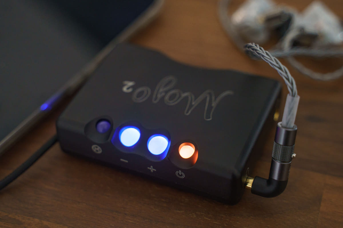 Mojo 2(4.4mm端子搭載モデル)は球状ボタンの光る色でボリュームを表現する。3.5mmと4.4mmに差し替えただけで、記憶されていたボリューム値になる