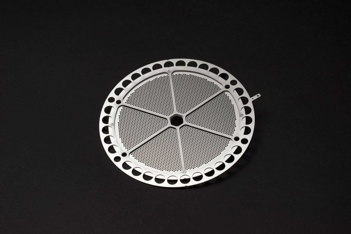 接着剤を一切使用せず、3 枚のステンレス板を結合させた固定電極 MLER