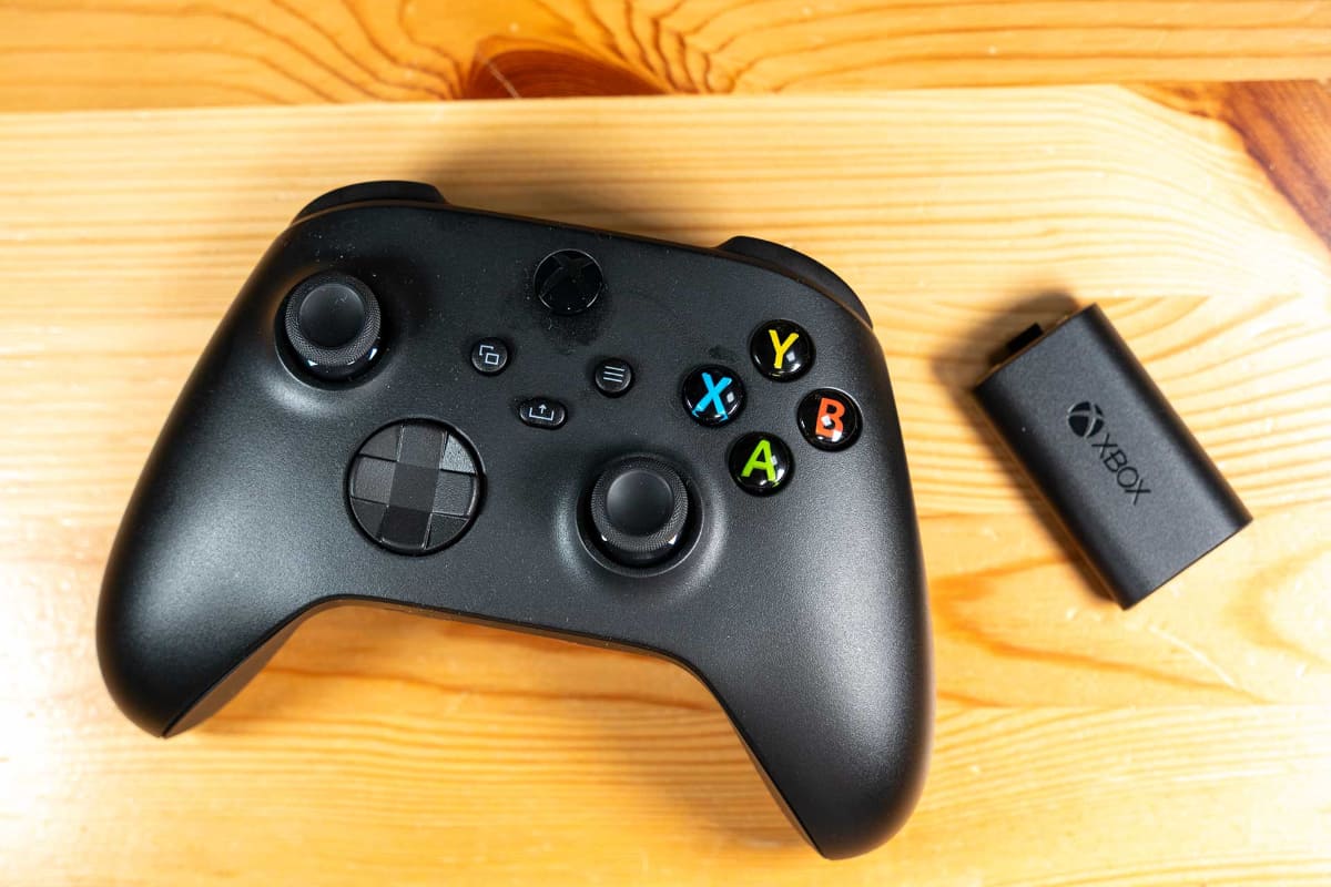 「Xboxワイヤレスコントローラー」、通称“箱コン”。通常は単3形電池式なので充電式バッテリーも別途購入