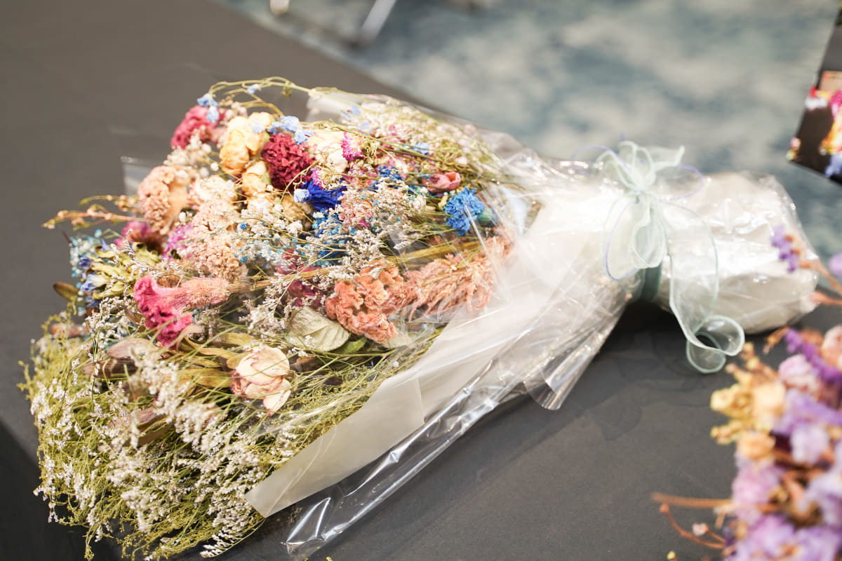 祝い花をドライフラワーにした上で、オフィスなどの装飾に活用