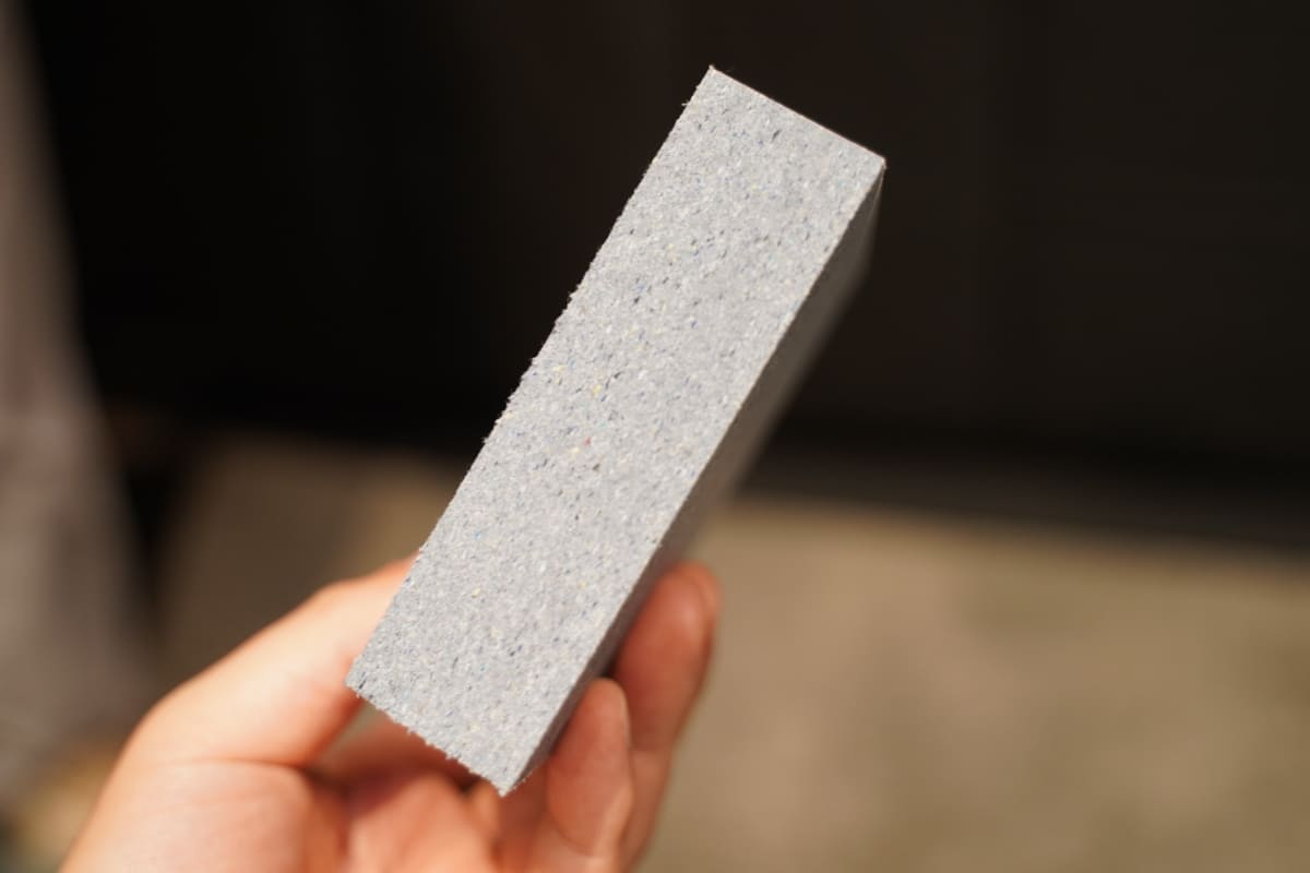 使わなくなった布などを細かく砕き、接着剤を混ぜて固めた素材