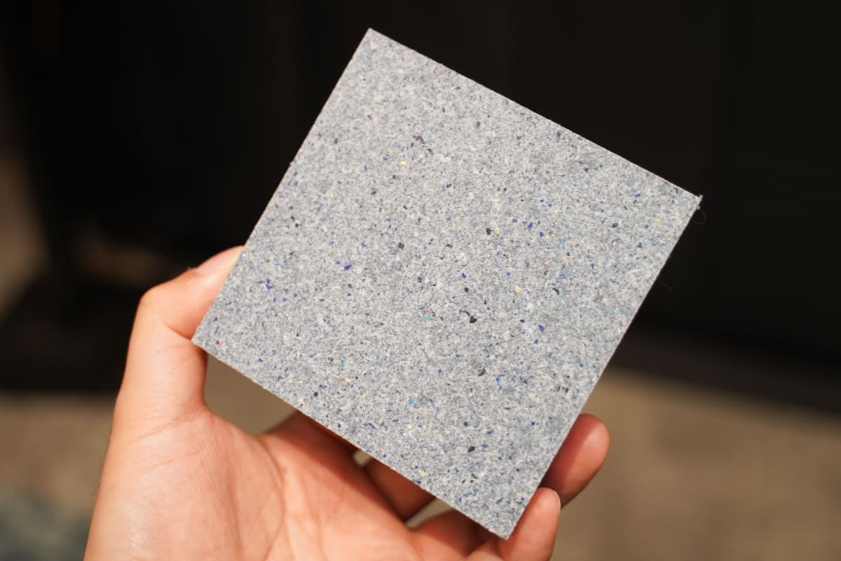 使わなくなった布などを細かく砕き、接着剤を混ぜて固めた素材