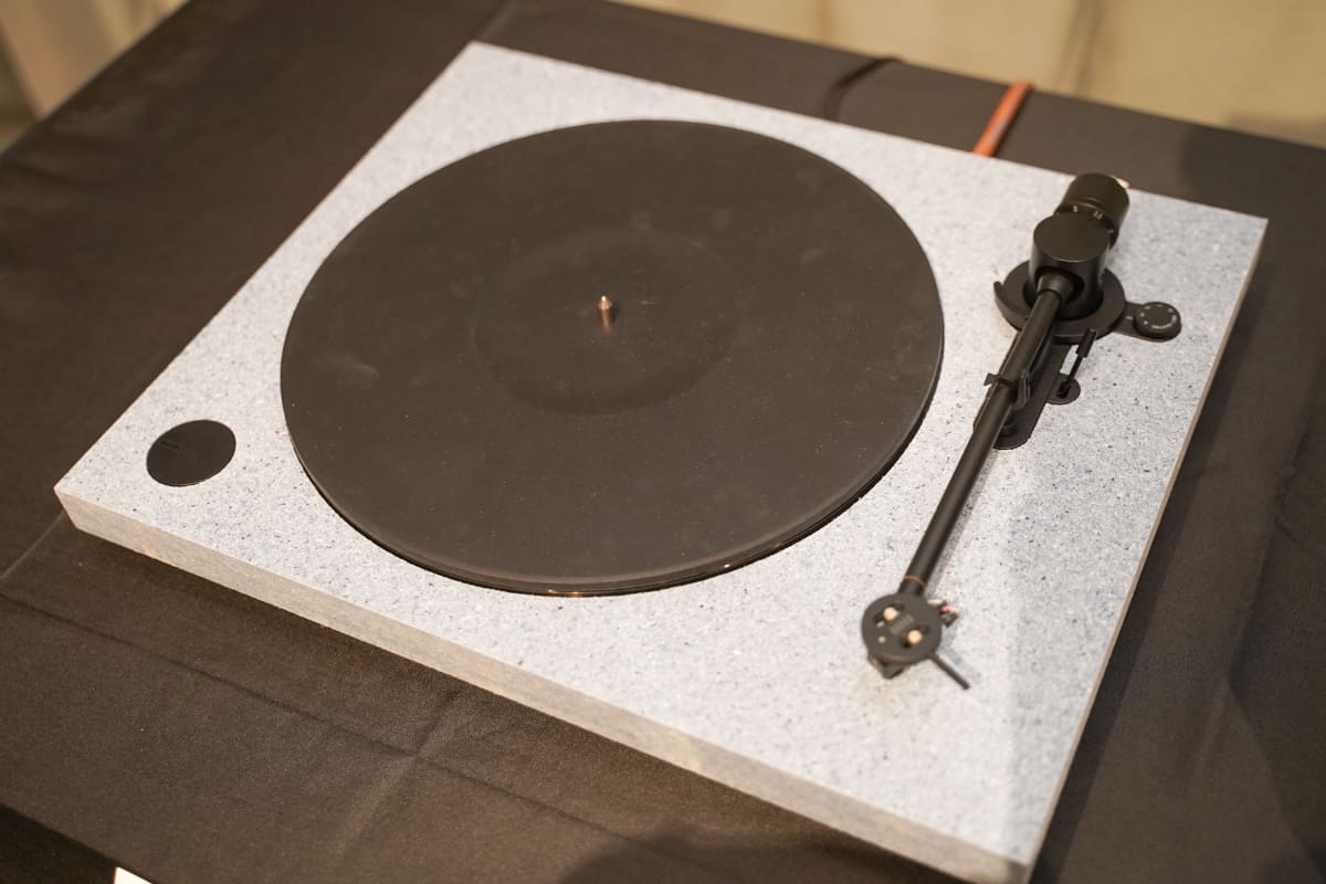 ソニーGPの廃ユニフォームとソニーミュージックの繊維を使ったモデル