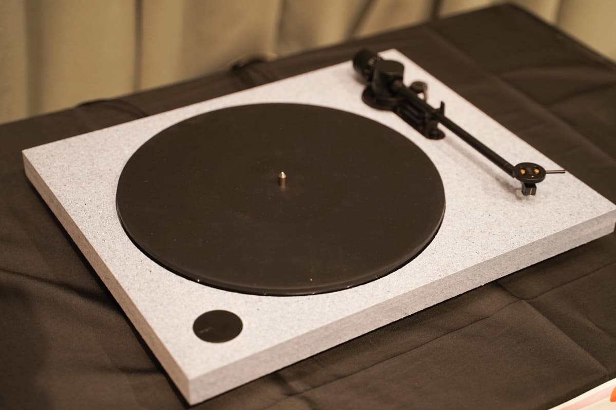 社会人サッカークラブ・ソニー仙台FCの横断幕や、ソニーGPの廃ユニフォームなどを使ったモデル