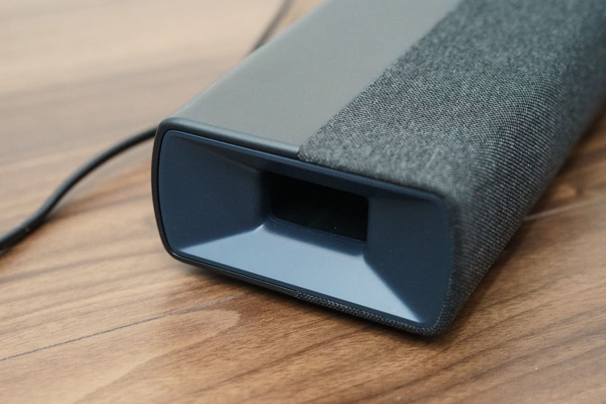 両側面にあるバスレフポート