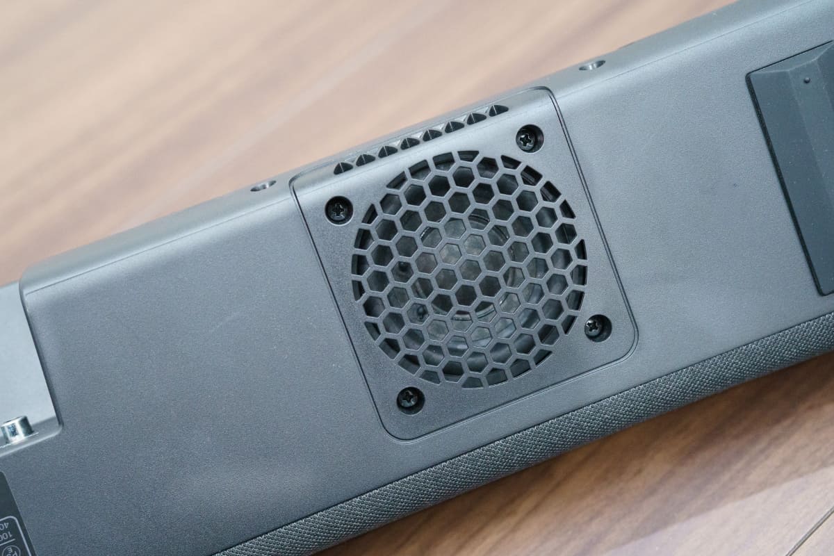 底面に備えた2基のサブウーファー