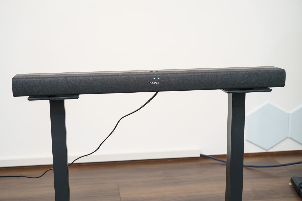 ブックシェルフスピーカー用のスタンドを並べて、DHT-S218を橋渡し