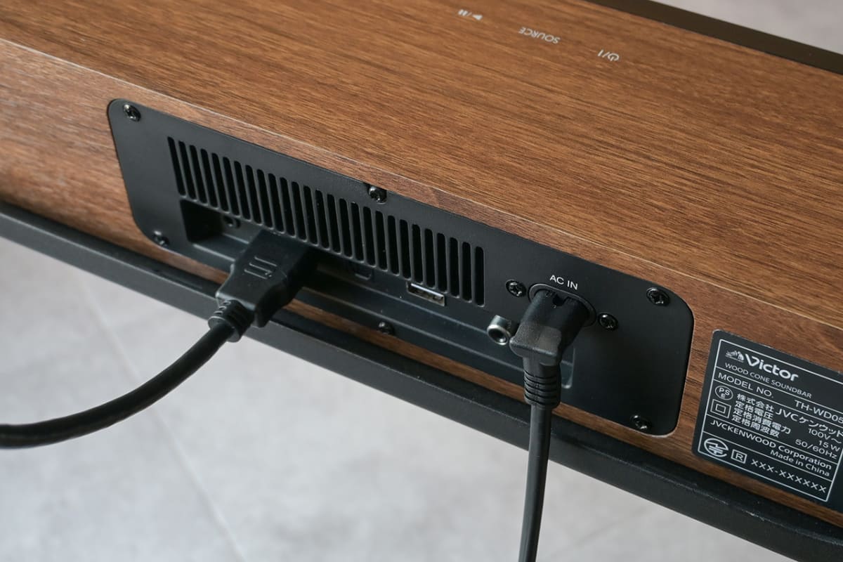 付属の電源ケーブルが下向きのL字型になっているため、テレビ台との干渉しそうなのは気になるところ