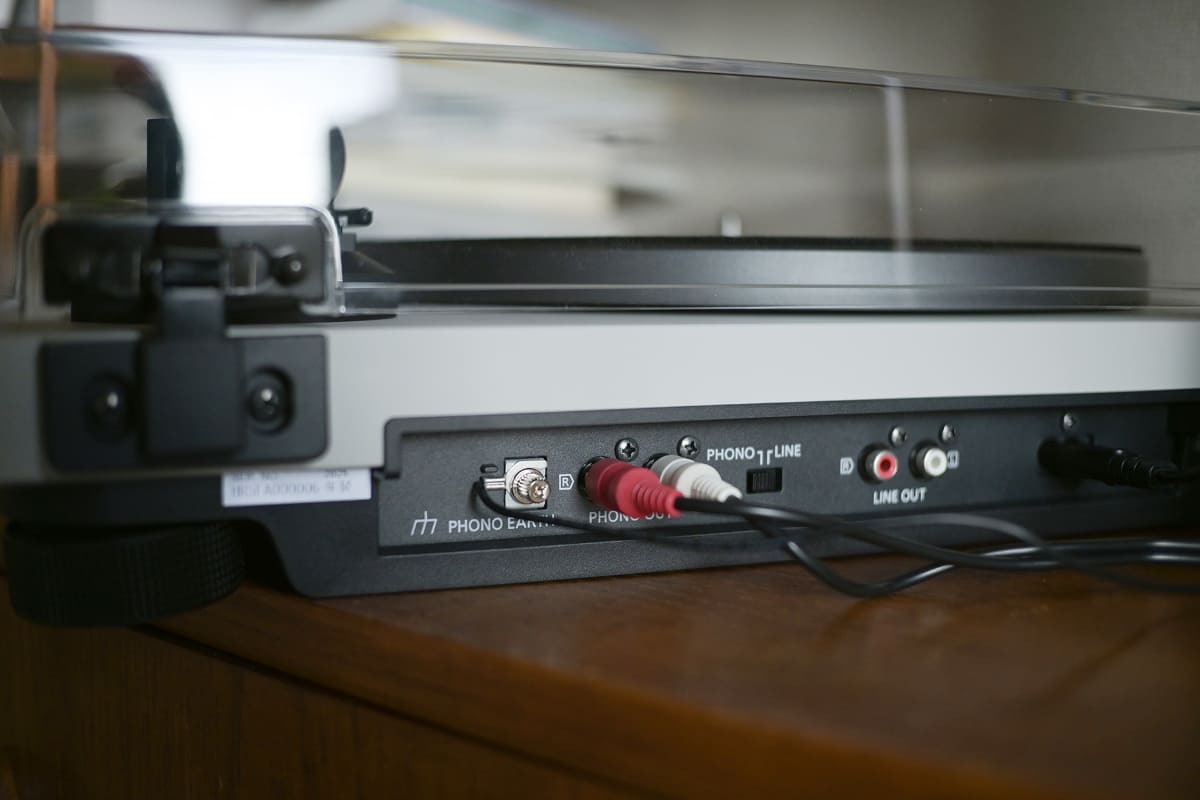 出力はPHONO、LINEがあって、それぞれの端子の真ん中に切り替えスイッチ