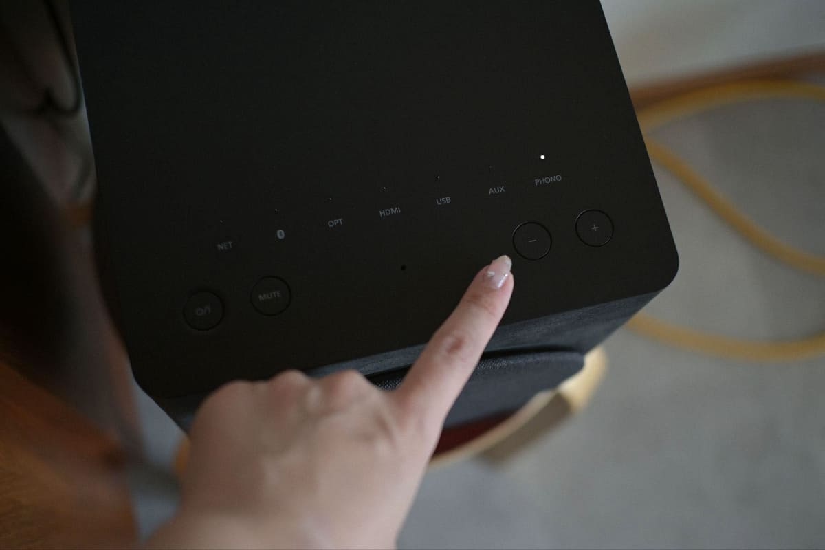 操作はリモコン or 本体天面のタッチ操作で。Wi-FiやBluetoothでストリーミング再生も楽しめるから、一台あればなんでもできる